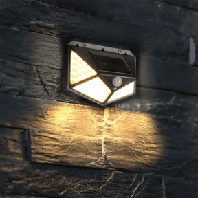Luminária externa com sensor de movimento e carregamento via placa solar